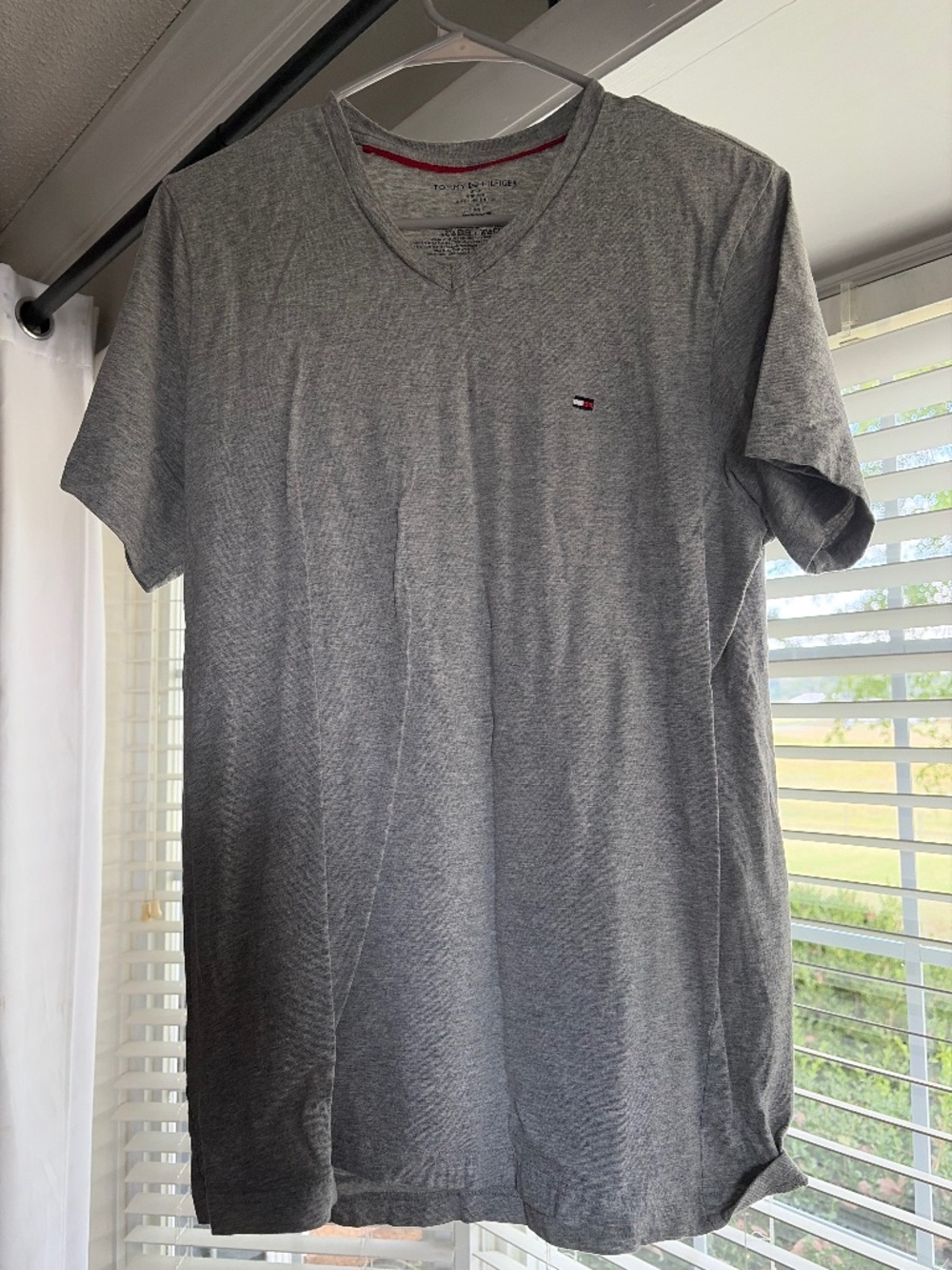 Menβs small v neck